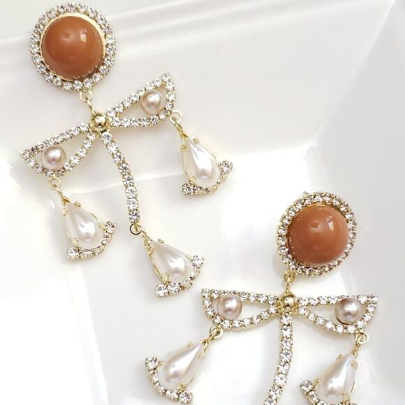 New! Selena Pearls Bar Post Earrings - Picture 12 of 14